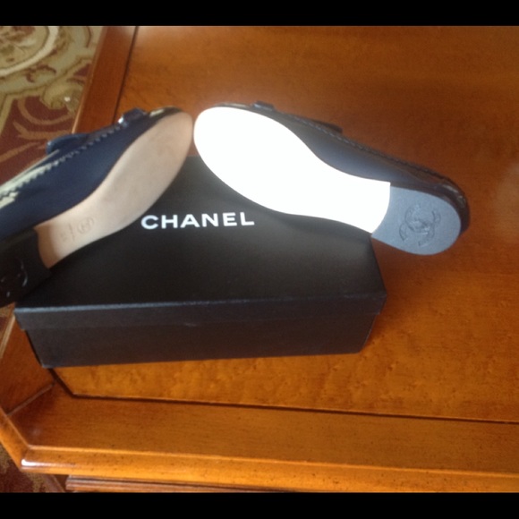 Chanel navy patent leather moccasins loafers - Picture 8 of 8